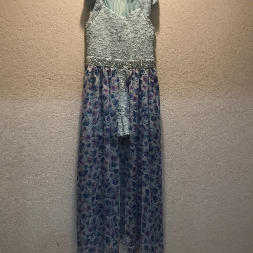 A long floral 🌺 dress.